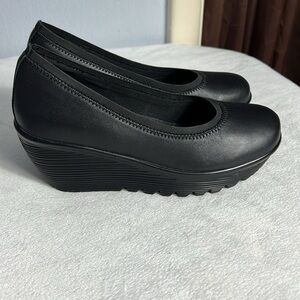 Skechers Air Cooled NWOB Black Leather Lug Sole Memory Foam Wedge Slip On Shoe 6